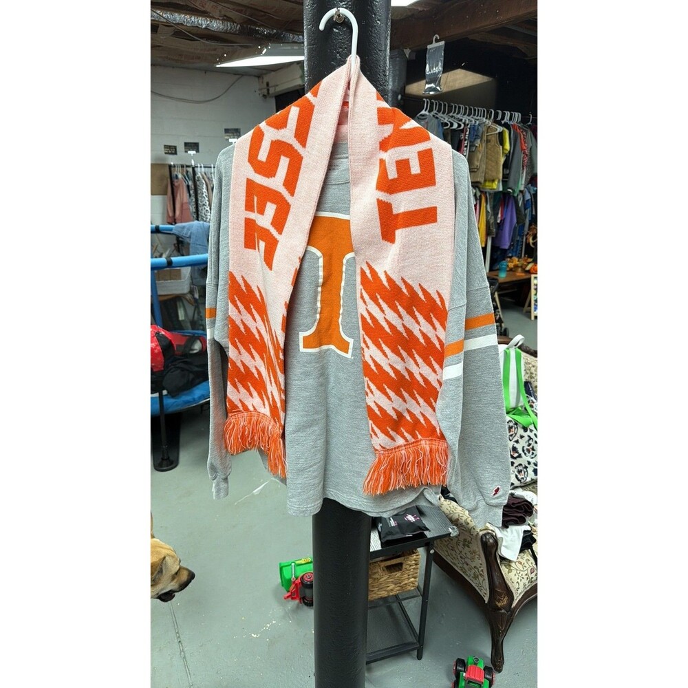 0119 Collegiate Outfitters Tennessee Volunteers Pullover (M) & Scarf Bundle